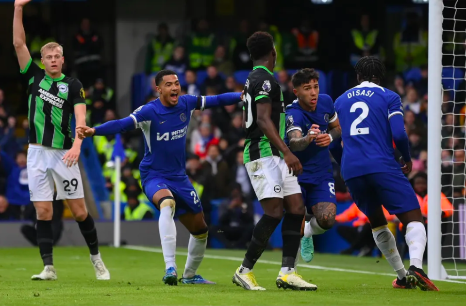 女子在冰面上奔跑拍照，突然冰面破裂女子坠入湖中！